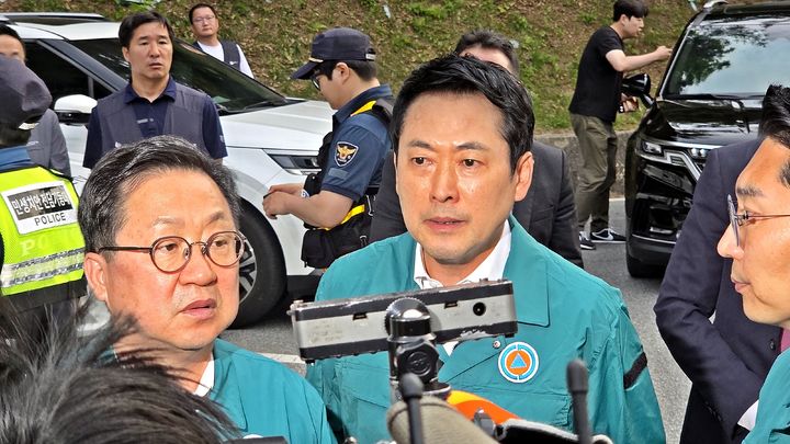 [대전=뉴시스] 송승화 기자 = 장동혁 국민의힘 당대표가 1일 오후 대전 유성구 한화에어로스페이스 사업장 폭발 사고 현장에 도착, 사업장에 들어가기 위해 기다리고 있다. 2026.06.01. ssong1007photo@newsis.com. *재판매 및 DB 금지