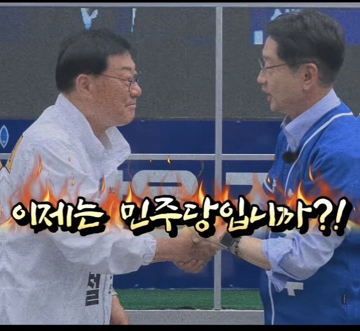 [합천=뉴시스] 더불어민주당 김경수 경남도지사 후보가 지난달 28일 합천군을 방문해 황후시장 앞에서 민주당 후보들과 유세 도중 무소속 김윤철 합천군수 후보와 손을 잡고 있다. (사진=류순철 후보 단체카톡방 캡쳐) 2026. 06. 01. photo@newsis.com *재판매 및 DB 금지