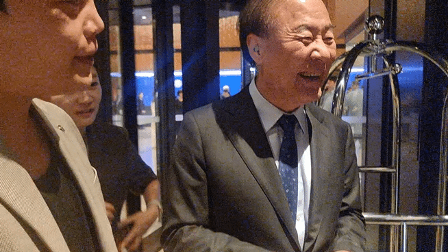 [서울=뉴시스]이지용 기자 = 전영현 삼성전자 부회장이 1일 서울 중구 신라호텔에서 열린 '2026년도 '제36회 삼성호암상 시상식'에 참석한 뒤 취재진의 질문에 답하고 있다. 2026.06.01. leejy5223@newsis.com *재판매 및 DB 금지