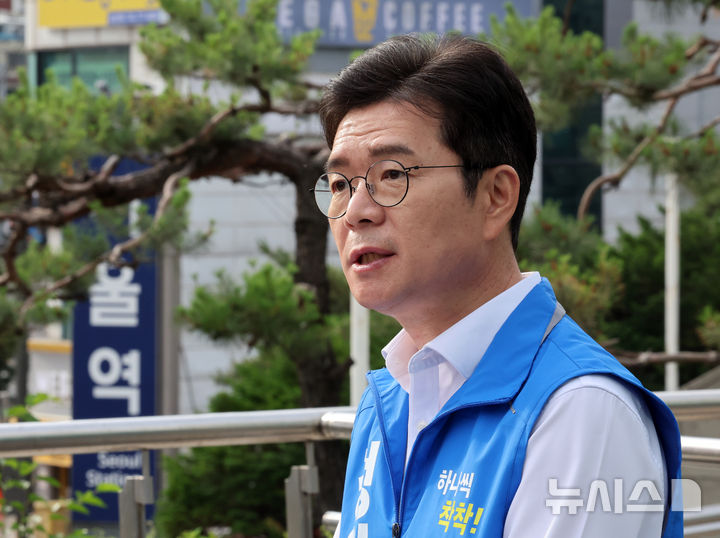 [서울=뉴시스] 배훈식 기자 = 정원오 더불어민주당 서울시장 후보가 1일 오전 서울 용산구 서울역 앞에서 '서울시민께 드리는 호소' 기자회견을 하고 있다. 2026.06.01. dahora83@newsis.com