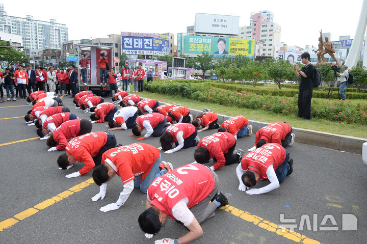 [울산=뉴시스] 배병수 기자 = 제9회 전국동시지방선거를 이틀 앞둔 지난 1일 오전 울산 남구 공업탑로터리에서 국민의힘 울산시당 후보자들이 지지를 호소하며 시민들을 향해 33배를 올리고 있다. 2026.06.01. bbs@newsis.com