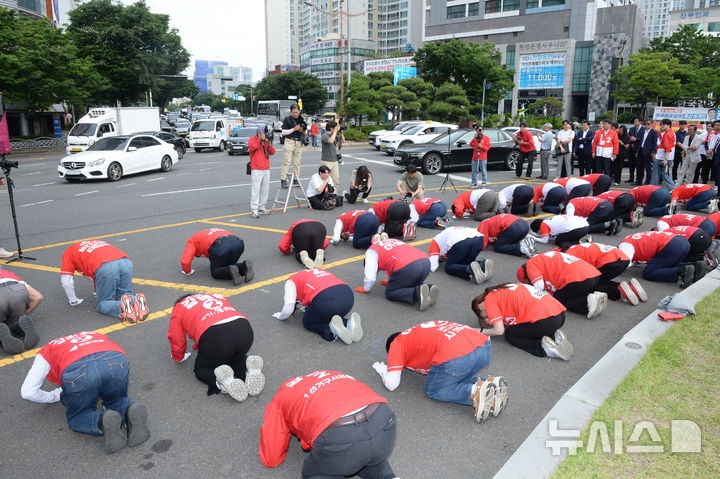 [울산=뉴시스] 배병수 기자 = 제9회 전국동시지방선거를 이틀앞둔 1일 오전 울산 남구 공업탑로터리에서 국민의힘 울산 국회의원 등 지방선거 출마한 후보자들이 시민들에게 드리는 33배를 하고 있다. 2026.06.01. bbs@newsis.com.