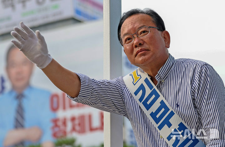 [대구=뉴시스] 이무열 기자 = 김부겸 더불어민주당 대구시장 후보가 1일 오전 대구 달서구 두류네거리에서 출근길 시민들에게 지지를 호소하며 인사하고 있다. 2026.06.01. lmy@newsis.com