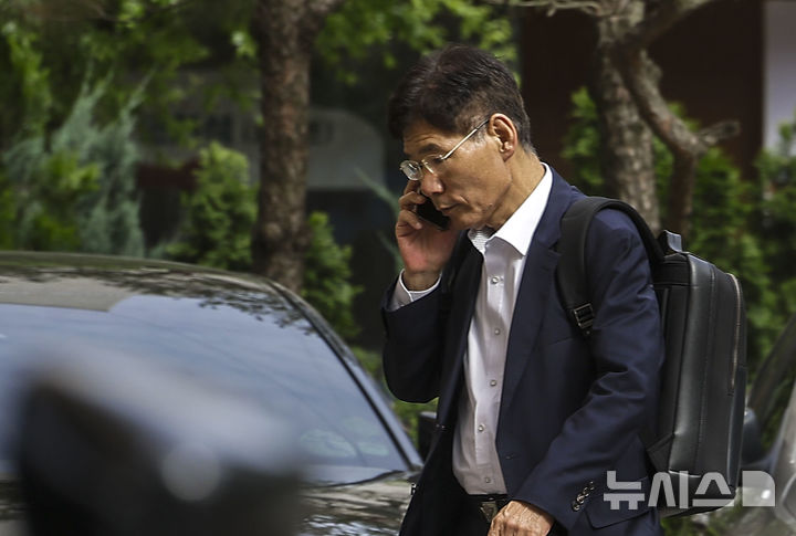 [과천=뉴시스] 정병혁 기자 = 해양경찰청(해경)의 12·3 비상계엄 가담 의혹을 들여다보는 2차 종합특별검사팀이 김종욱 전 해경청장과 안성식 전 해경 기획조정관에 대한 신병 확보에 나섰다. 사진은 안 전 조정관. 2026.07.01. jhope@newsis.com