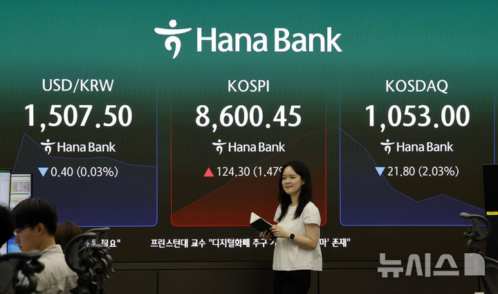 [서울=뉴시스] 김혜진 기자 = 1일 오전 서울 중구 하나은행 딜링룸 전광판에 지수가 표시 되고 있다. 2026.06.01. jini@newsis.com