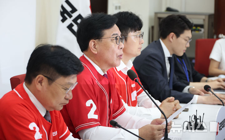 [서울=뉴시스] 조성봉 기자 = 송언석 국민의힘 원내대표가 1일 오전 서울 여의도 국회에서 열린 6.3지방선거 대국민호소 기자회견에서 발언을 하고 있다. 2026.06.01. suncho21@newsis.com