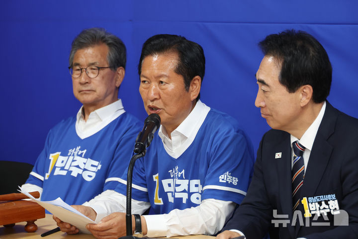 [천안=뉴시스] 김금보 기자 = 정청래 더불어민주당 대표가 1일 오전 충남 천안시 동남구 박수현 충남도지사 후보 선거사무소에서 열린 현장 중앙선거대책위원회의에서 발언을 하고 있다. 2026.06.01. kgb@newsis.com