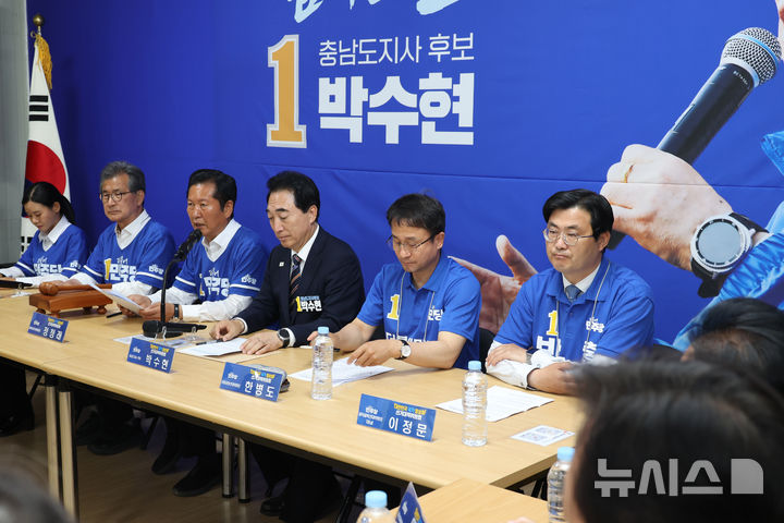 [천안=뉴시스] 김금보 기자 = 정청래 더불어민주당 대표가 1일 오전 충남 천안시 동남구 박수현 충남도지사 후보 선거사무소에서 열린 현장 중앙선거대책위원회의에서 발언을 하고 있다. 2026.06.01. kgb@newsis.com