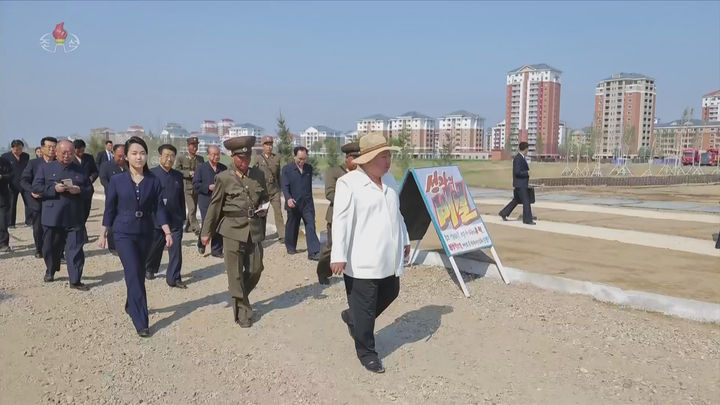 [서울=뉴시스] 북한 조선중앙 TV는 김정은 국무위원장이 지난달 31일 신의주온실종합농장과 보건시설, 종합봉사소, 남새종합가공공장 건설장을 현지 지도 했다고 1일 보도했다. 이 자리에는 딸 김주애도 동행했다. (사진=조선중앙TV 캡처) 2026.06.01. photo@newsis.com *재판매 및 DB 금지