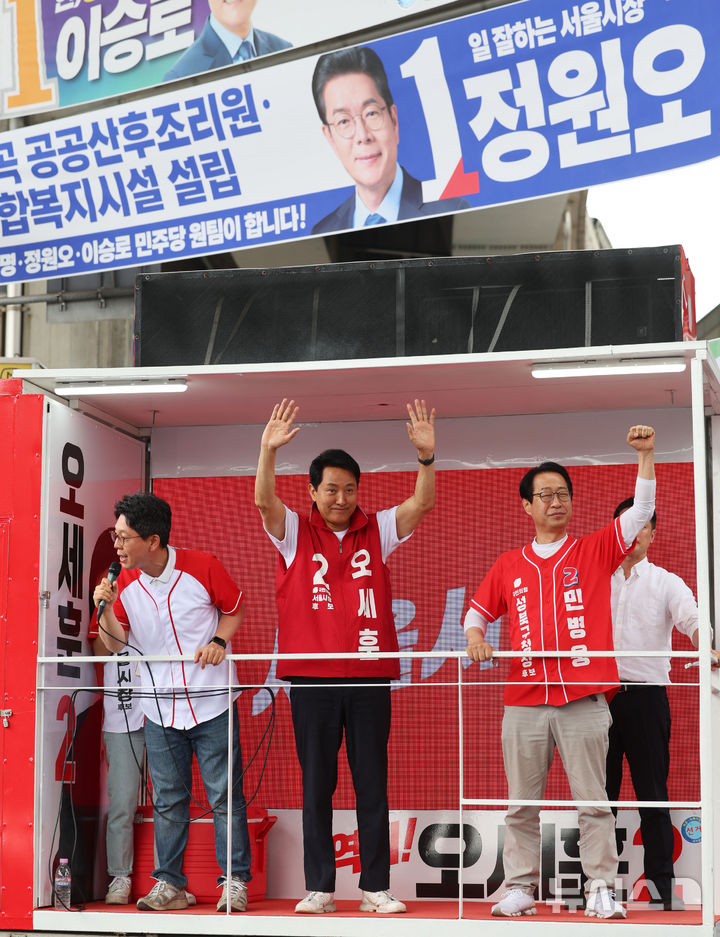 [서울=뉴시스] 권창회 기자 = 오세훈 국민의힘 서울시장 후보가 1일 서울 성북구 월곡역 인근에서 릴레이 순회유세를 열고 지지호소를 하고 있다. 2026.06.01. kch0523@newsis.com