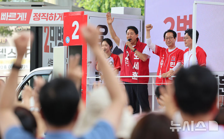 [서울=뉴시스] 권창회 기자 = 오세훈 국민의힘 서울시장 후보가 1일 서울 성북구 월곡역 인근에서 릴레이 순회유세를 열고 지지호소를 하고 있다. 2026.06.01. kch0523@newsis.com