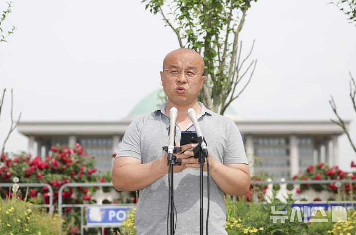 [서울=뉴시스] 김근수 기자 = 민경권 삼성전자 소액주주 권리찾기 운동본부 대표가 1일 오전 서울 여의도 국회 앞에서 삼성전자 노사 단체협약 관련 대국민 의사표명 기자회견에서 발언하고 있다. 2026.06.01. ks@newsis.com