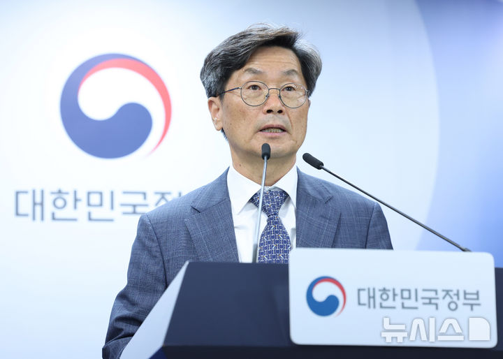 [서울=뉴시스] 조수정 기자 = 정일연 국민권익위원회 위원장이 1일 오전 서울 종로구 정부서울청사에서 국민주권정부 출범 1주년 국민권익위 핵심성과 브리핑을 하고 있다. 2026.06.01. chocrystal@newsis.com