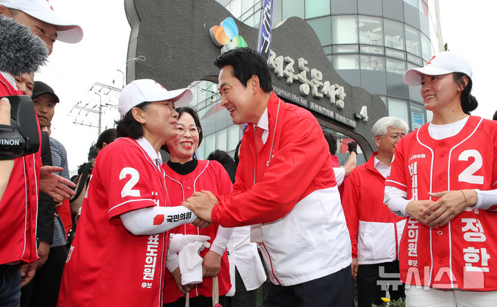 [제주=뉴시스] 우장호 기자 = 장동혁 국민의힘 대표가 1일 오전 제주시 동문재래시장에서 당원들과 인사를 나누고 있다. 2026.06.01. woo1223@newsis.com