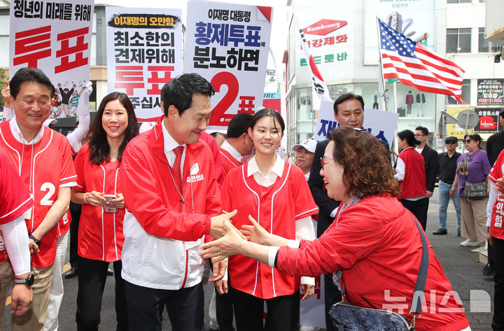 [제주=뉴시스] 우장호 기자 = 장동혁 국민의힘 대표가 1일 오전 제주시 동문재래시장에서 시민들에게 지지를 호소하고 있다. 2026.06.01. woo1223@newsis.com