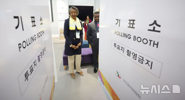 [과천=뉴시스] 홍효식 기자 = 국제선거참관단이 1일 오전 경기도 과천시 중앙선거관리위원회 선거홍보관을 방문해 기표소를 둘러보고 있다. 2026.06.01. yesphoto@newsis.com