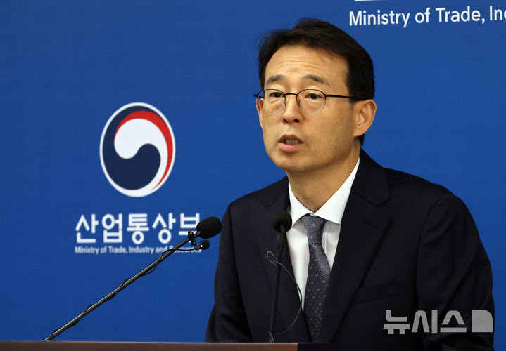 [세종=뉴시스] 강종민 기자 = 강감찬 산업통상부 무역투자실장이 1일 세종시 정부세종청사에서 2026년 5월 수출입동향을 발표하고 있다. 2026.06.01. ppkjm@newsis.com