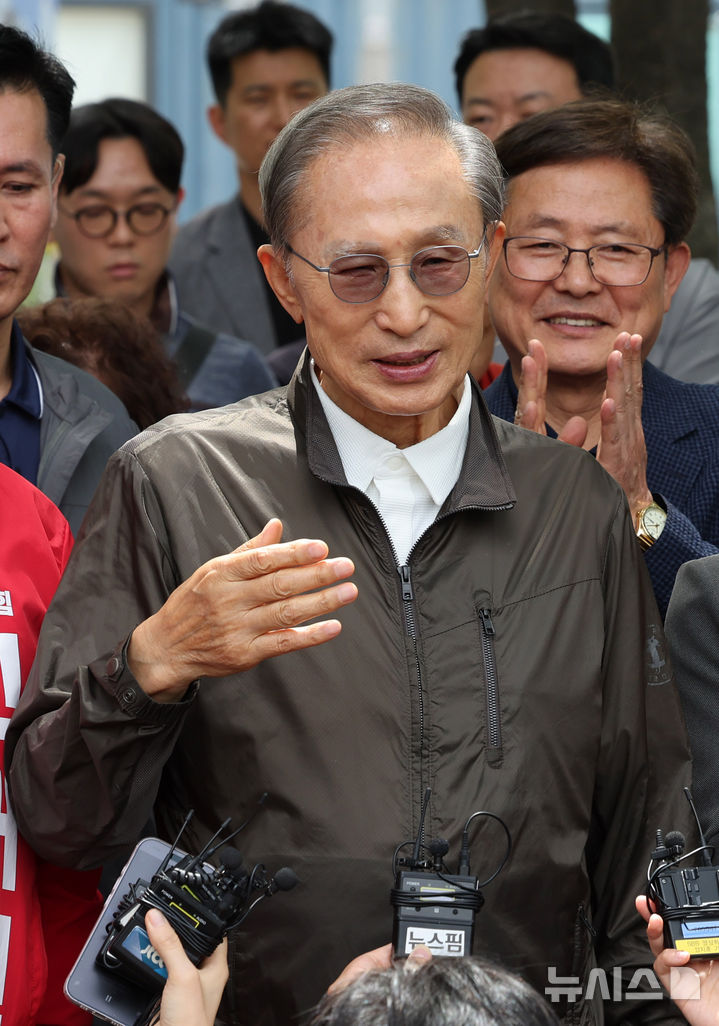 [서울=뉴시스] 배훈식 기자 = 이명박 전 대통령이 1일 오전 서울 성동구 서울숲에서 취재진의 질문에 답하고 있다. 2026.06.01. dahora83@newsis.com