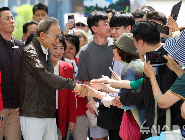 [서울=뉴시스] 배훈식 기자 = 이명박 전 대통령이 1일 오전 서울 성동구 서울숲에서 시민들과 악수하고 있다. 2026.06.01. dahora83@newsis.com