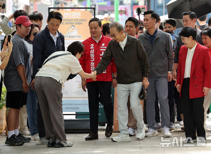 [서울=뉴시스] 배훈식 기자 = 이명박 전 대통령이 1일 오전 서울 성동구 서울숲에서 한 시민과 악수하고 있다. 2026.06.01. dahora83@newsis.com