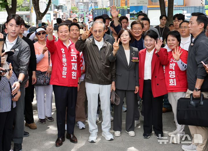 [서울=뉴시스] 배훈식 기자 = 이명박 전 대통령이 1일 오전 서울 성동구 서울숲에서 국민의힘 지방선거 출마자 등과 함께 지지를 호소하고 있다. 왼쪽부터 고재현 성동구청장 후보, 이 전 대통령, 최수진 의원, 윤희숙 전 의원, 박영희 성동구의원 후보. 2026.06.01. dahora83@newsis.com