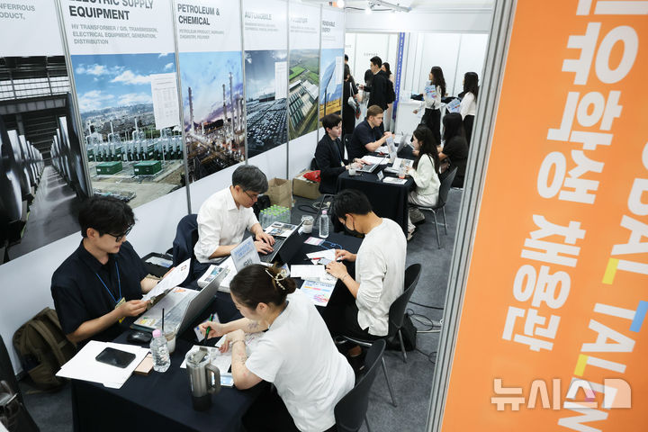[서울=뉴시스] 황준선 기자 = 사진은 지난달 1일 서울 강남구 코엑스에서 개막한 2026 글로벌 탤런트 페어를 찾은 구직자들이 부스에서 상담을 받고 있는 모습. 2026.06.01. hwang@newsis.com