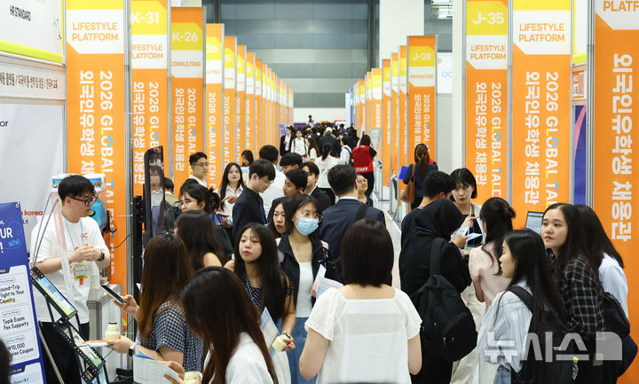 [서울=뉴시스] 황준선 기자 = 1일 서울 강남구 코엑스에서 개막한 2026 글로벌 탤런트 페어를 찾은 구직자들이 부스를 둘러보고 있다. 2026.06.01. hwang@newsis.com