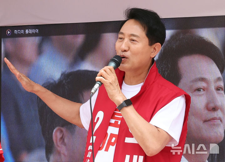 [서울=뉴시스] 최진석 기자 = 오세훈 국힘의힘 서울시장 후보가 1일 서울 도봉구 방학동 도깨비시장을 찾아 지지를 호소하고 있다. 2026.06.01. myjs@newsis.com