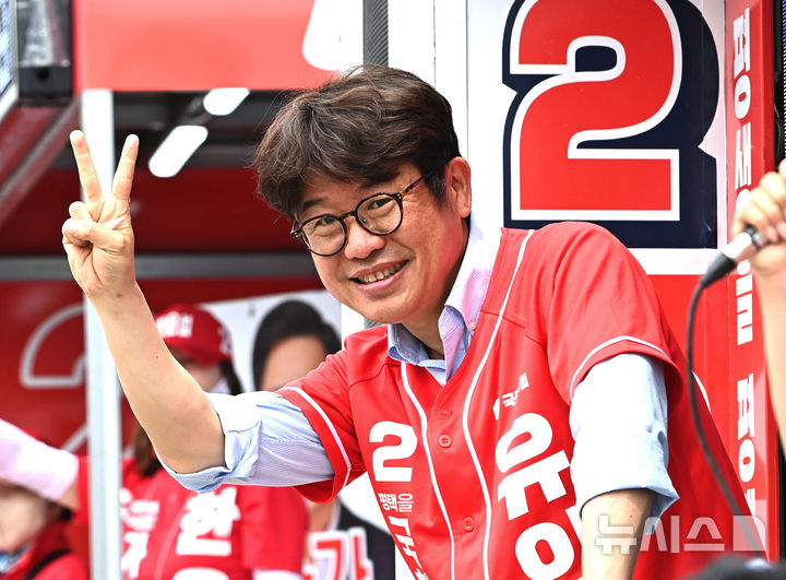 [평택=뉴시스] 김종택 기자 = 경기 평택을 국회의원 재선거에 출마한 유의동 국민의힘 후보가 1일 경기 평택시 안중읍 안중시장에서 유세를 하며 지지를 호소하고 있다. 2026.06.01. jtk@newsis.com