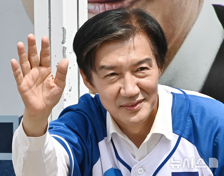 [평택=뉴시스] 김종택 기자 = 경기 평택을 국회의원 재선거에 출마한 조국 조국혁신당 후보가 1일 경기 평택시 안중읍 안중시장에서 유세를 하며 지지를 호소하고 있다. 2026.06.01. jtk@newsis.com