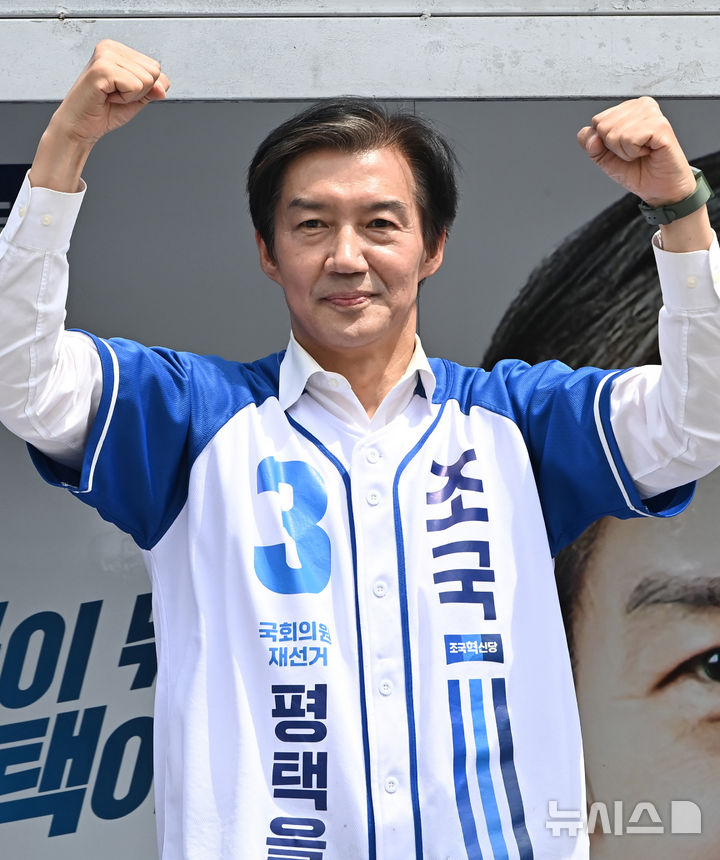 [평택=뉴시스] 김종택 기자 = 경기 평택을 국회의원 재선거에 출마한 조국 조국혁신당 후보가 1일 경기 평택시 안중읍 안중시장에서 유세를 하며 지지를 호소하고 있다. 2026.06.01. jtk@newsis.com