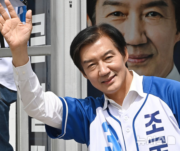 [평택=뉴시스] 김종택 기자 = 경기 평택을 국회의원 재선거에 출마한 조국 조국혁신당 후보가 1일 경기 평택시 안중읍 안중시장에서 유세를 하며 지지를 호소하고 있다. 2026.06.01. jtk@newsis.com