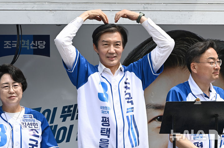 [평택=뉴시스] 김종택 기자 = 경기 평택을 국회의원 재선거에 출마한 조국 조국혁신당 후보가 1일 경기 평택시 안중읍 안중시장에서 유세를 하며 지지를 호소하고 있다. 2026.06.01. jtk@newsis.com