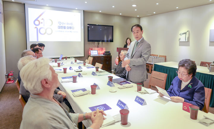 [서울=뉴시스] 권오을 국가보훈부 장관이 1일 서울 중구 컨퍼런스하우스 달개비에서 열린 6.10만세운동 100년 통합 자문회의에 참석해 인사말을 하고 있다. (사진=국가보훈부 제공) 2026.06.01. photo@newsis.com *재판매 및 DB 금지