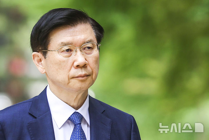 [서울=뉴시스] 정병혁 기자 = 특검이 윤석열 전 대통령에 대한 고위공직자범죄수사처(공수처)의 체포영장 집행을 방해한 혐의로 기소된 박종준 전 대통령경호처장에게 징역 7년을 구형했다. 사진은 1일 서울 서초구 서울중앙지방법원에서 열린 윤석열 전 대통령 체포방해 혐의 관련 재판에 출석하는 박 전 처장의 모습. 2026.06.01. jhope@newsis.com