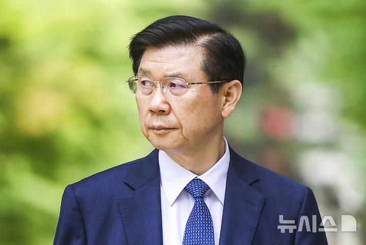 [서울=뉴시스] 정병혁 기자 = 특검이 윤석열 전 대통령에 대한 고위공직자범죄수사처(공수처)의 체포영장 집행을 방해한 혐의로 기소된 박종준 전 대통령경호처장에게 징역 7년을 구형했다. 사진은 박 전 처장이 1일 서울 서초구 서울중앙지방법원에서 열린 윤석열 전 대통령 체포방해 혐의 관련 재판에 출석하는 모습. 2026.06.01. jhope@newsis.com