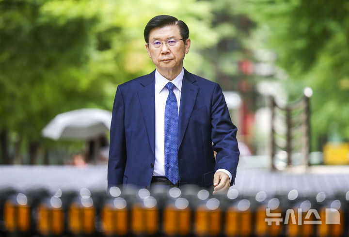 [서울=뉴시스] 정병혁 기자 = 고위공직자범죄수사처(공수처)의 윤석열 전 대통령 체포영장 집행을 방해한 혐의로 1심에서 징역 4년을 선고받은 박종준 전 대통령 경호처장 측이 항소심에 이르러 공소사실을 모두 인정한다며 깊이 반성한다는 입장을 밝혔다. 사진은 박 전 처장이 지난 6월 1일 서울 서초구 서울중앙지방법원에서 열린 윤석열 전 대통령 체포방해 혐의 관련 재판에 출석하는 모습. 2026.08.20. jhope@newsis.com