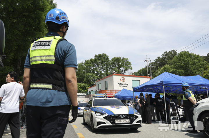 [대전=뉴시스] 김금보 기자 = 1일 오후 대전 유성구 한화에어로스페이스 대전사업장에서 폭발 사고가 발생한 가운데 현장 출입구가 통제되고 있다. 2026.06.01. kgb@newsis.com