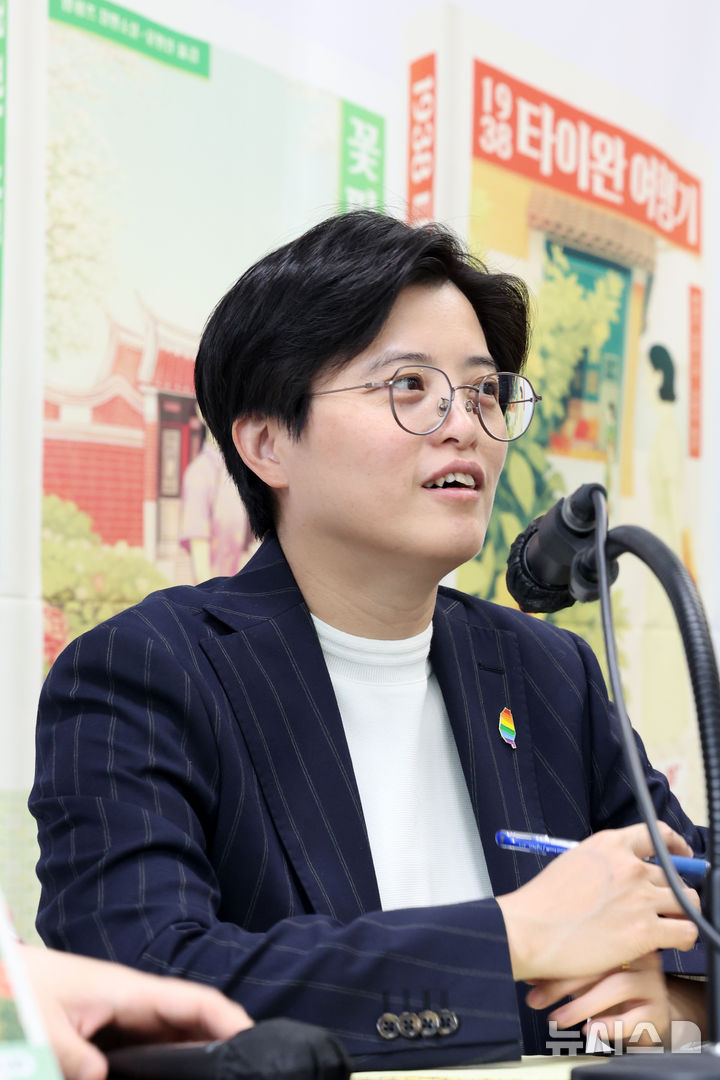 [서울=뉴시스] 박진희 기자 = 부커상 수상 작가 양솽쯔가 1일 서울 중구 스페이스에이드에서 내한 기자간담회를 하고 있다. 2026.06.01. pak7130@newsis.com
