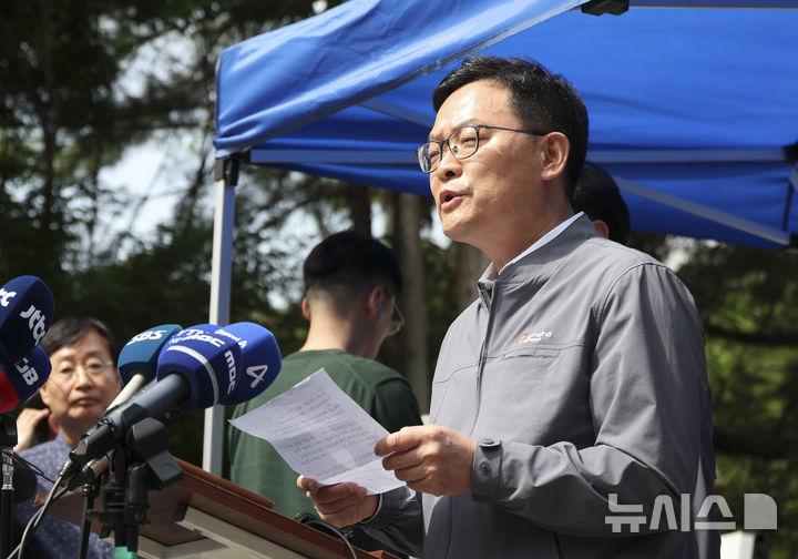 [대전=뉴시스] 김금보 기자 = 손재일 한화에어로스페이스 대표이사가 1일 오후 대전 유성구 한화에어로스페이스 대전사업장 앞에서 브리핑하고 있다. 2026.06.01. kgb@newsis.com