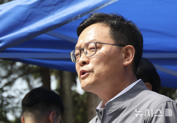 [대전=뉴시스] 김금보 기자 = 손재일 한화에어로스페이스 대표이사가 1일 오후 대전 유성구 한화에어로스페이스 대전사업장 앞에서 브리핑하고 있다. 2026.06.01. kgb@newsis.com