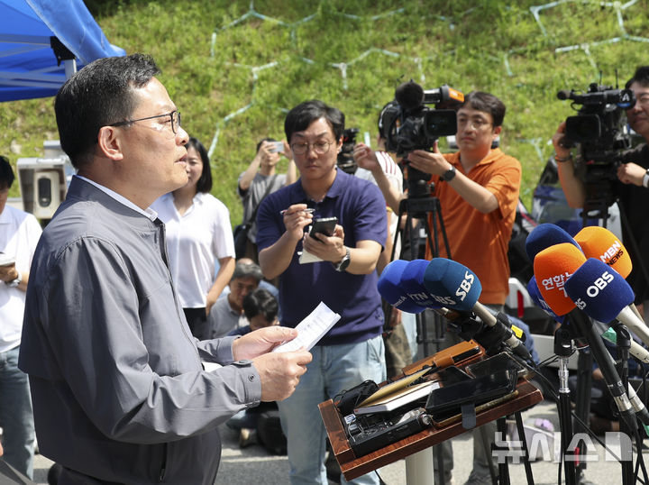 [대전=뉴시스] 김금보 기자 = 손재일 한화에어로스페이스 대표이사가 1일 오후 대전 유성구 한화에어로스페이스 대전사업장 앞에서 브리핑을 하고 있다. 2026.06.01. kgb@newsis.com