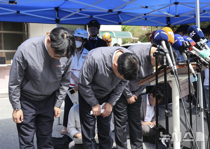 [대전=뉴시스] 김금보 기자 = 손재일(가운데) 한화에어로스페이스 대표이사와 임직원들이 1일 오후 대전 유성구 한화에어로스페이스 대전사업장 앞에서 고개를 숙이고 있다. 2026.06.01. kgb@newsis.com
