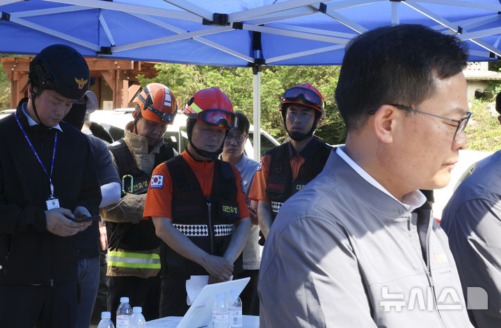 [대전=뉴시스] 김금보 기자 = 손재일 한화에어로스페이스 대표이사가 1일 오후 대전 유성구 한화에어로스페이스 대전사업장 앞에서 브리핑을 마치고 침통한 표정을 짓고 있는 가운데 뒤로 소방대원들 모습이 보이고 있다. 2026.06.01. kgb@newsis.com