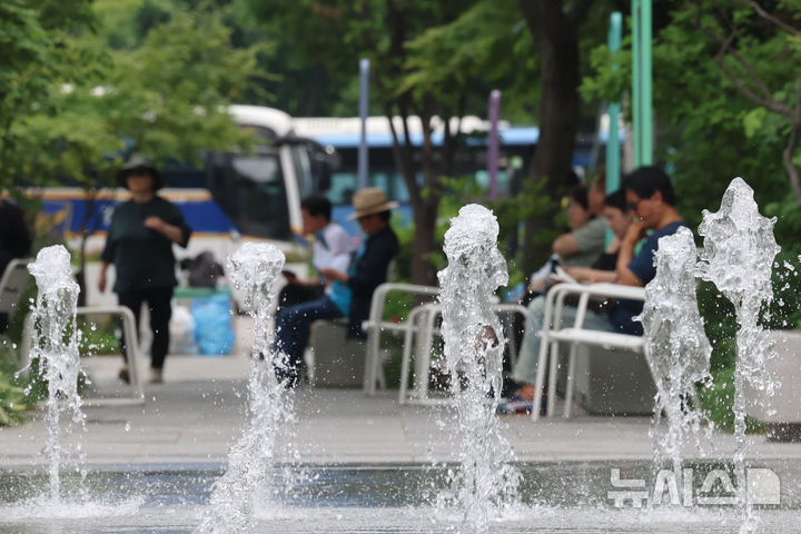 [서울=뉴시스] 권창회 기자 = 더운 날씨가 계속되는 1일 서울 종로구 광화문광장에서 시민들이 휴식을 취하고 있다. 2026.06.01. kch0523@newsis.com