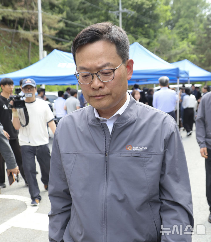 [대전=뉴시스] 김금보 기자 = 손재일 한화에어로스페이스 대표이사가 1일 오후 대전 유성구 한화에어로스페이스 대전사업장 앞에서 폭발사고 관련 브리핑을 마치고 사업장 안으로 들어가고 있다. 2026.06.01. kgb@newsis.com