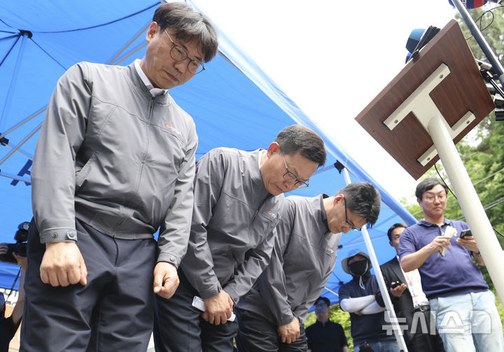 [대전=뉴시스] 김금보 기자 = 손재일(가운데) 한화에어로스페이스 대표이사와 임직원들이 1일 오후 대전 유성구 한화에어로스페이스 대전사업장 앞에서 폭발사고 관련 브리핑을 마치고 고개를 숙이고 있다. 2026.06.01. kgb@newsis.com