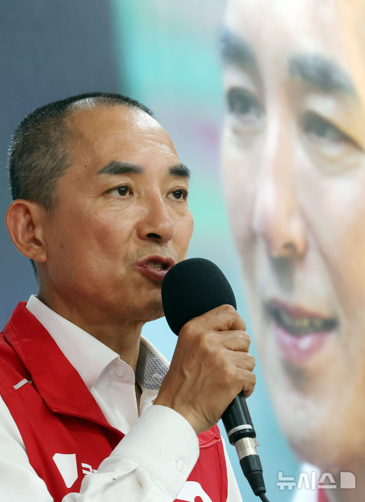  [부산=뉴시스] 하경민 기자 = 부산 북구갑 국회의원 보궐선거에 출마한 박민식 국민의힘 후보가 1일 부산 북구 자신의 선거사무소에서 기자회견을 하고 있다. 2026.06.01. yulnetphoto@newsis.com