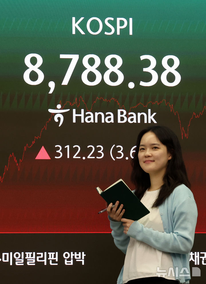 [서울=뉴시스] 조성우 기자 = 코스피가 전 거래일(8476.15)보다 312.23포인트(3.68%) 오른 8788.38에 장을 마감한 1일 오후 서울 중구 하나은행 딜링룸 전광판에 지수가 표시되고 있다.코스닥 지수는 전 거래일(1074.80)보다 24.77포인트(2.30%) 하락한 1050.03에 거래를 마쳤다. 원·달러 환율은 전 거래일(1507.9원)보다 3.6원 내린 1504.3원에 주간 거래를 마감했다. 2026.06.01. xconfind@newsis.com