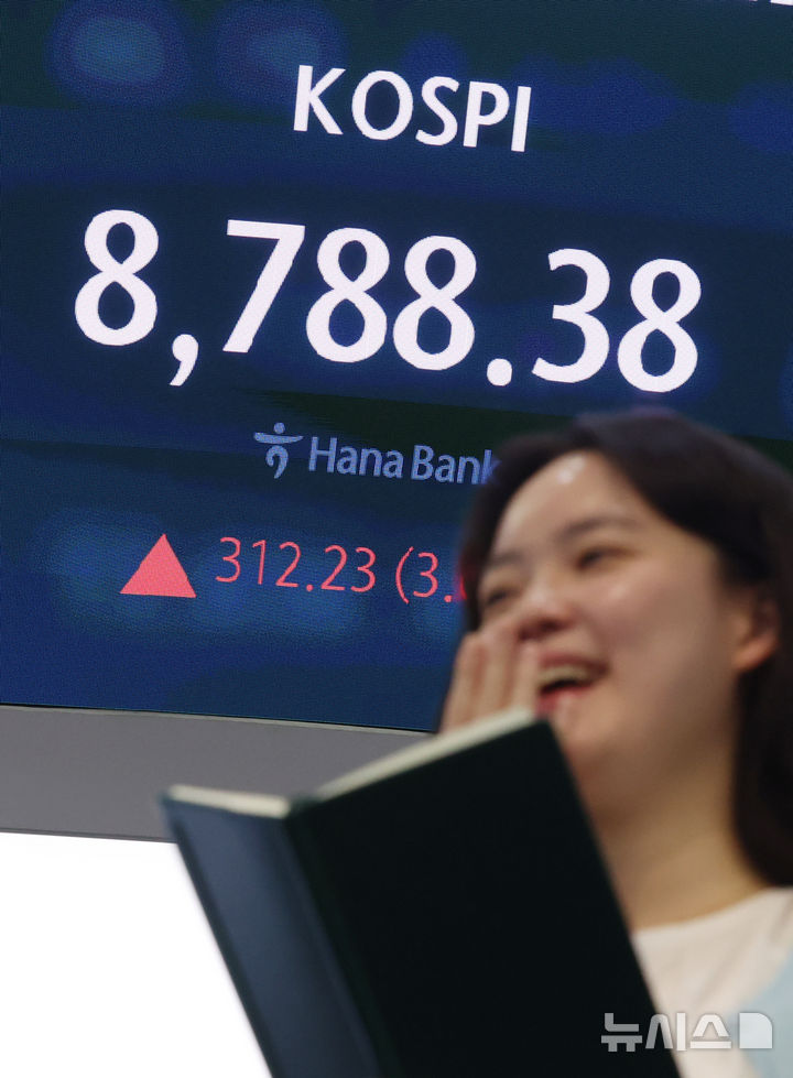 [서울=뉴시스] 조성우 기자 = 코스피가 전 거래일(8476.15)보다 312.23포인트(3.68%) 오른 8788.38에 장을 마감한 1일 오후 서울 중구 하나은행 딜링룸 전광판에 지수가 표시되고 있다.코스닥 지수는 전 거래일(1074.80)보다 24.77포인트(2.30%) 하락한 1050.03에 거래를 마쳤다. 원·달러 환율은 전 거래일(1507.9원)보다 3.6원 내린 1504.3원에 주간 거래를 마감했다. 2026.06.01. xconfind@newsis.com